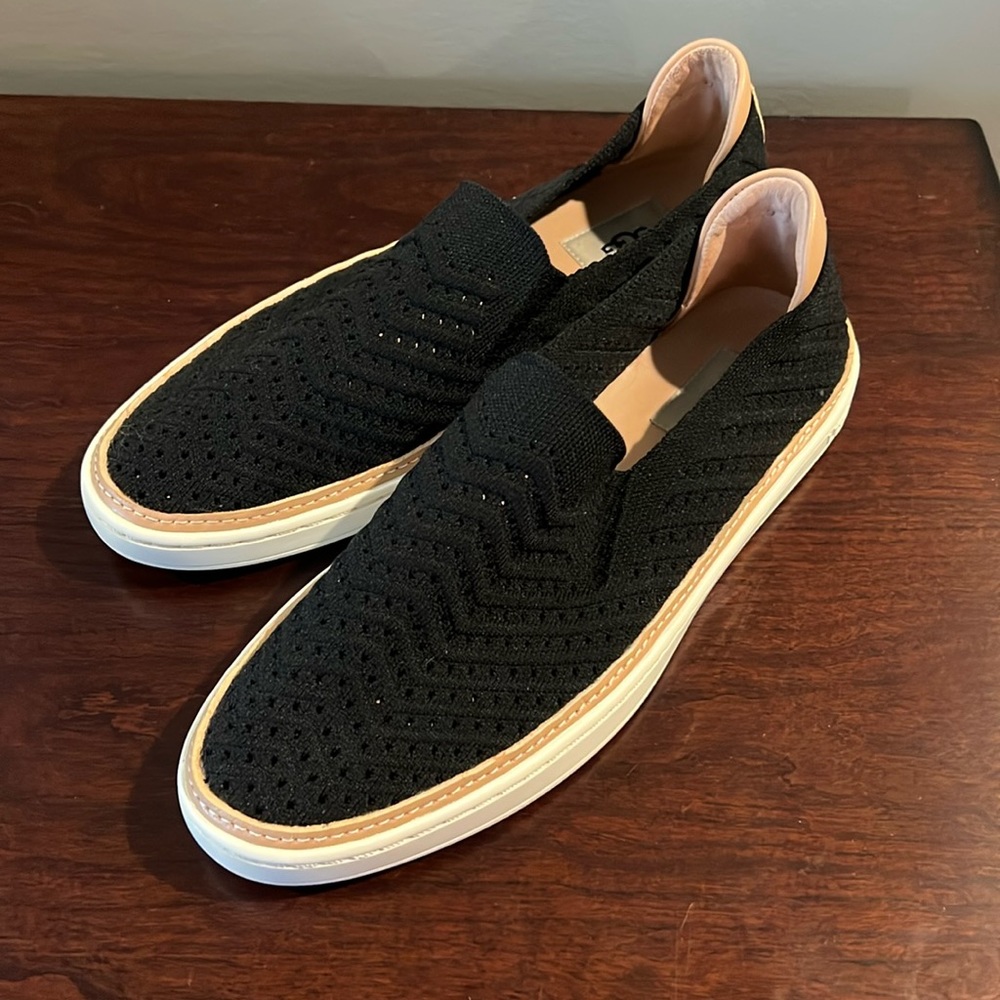 Ugg Women’s Sammy Chevron knit slip on sneakers 9.5 black